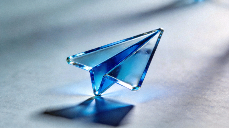 电脑桌面上Telegram蓝色纸飞机图标的特写