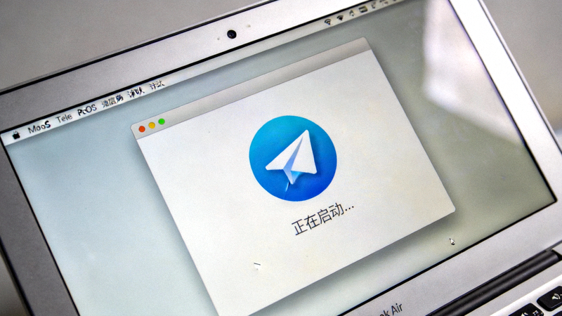 苹果MacBook电脑上Telegram应用正在启动的界面特写